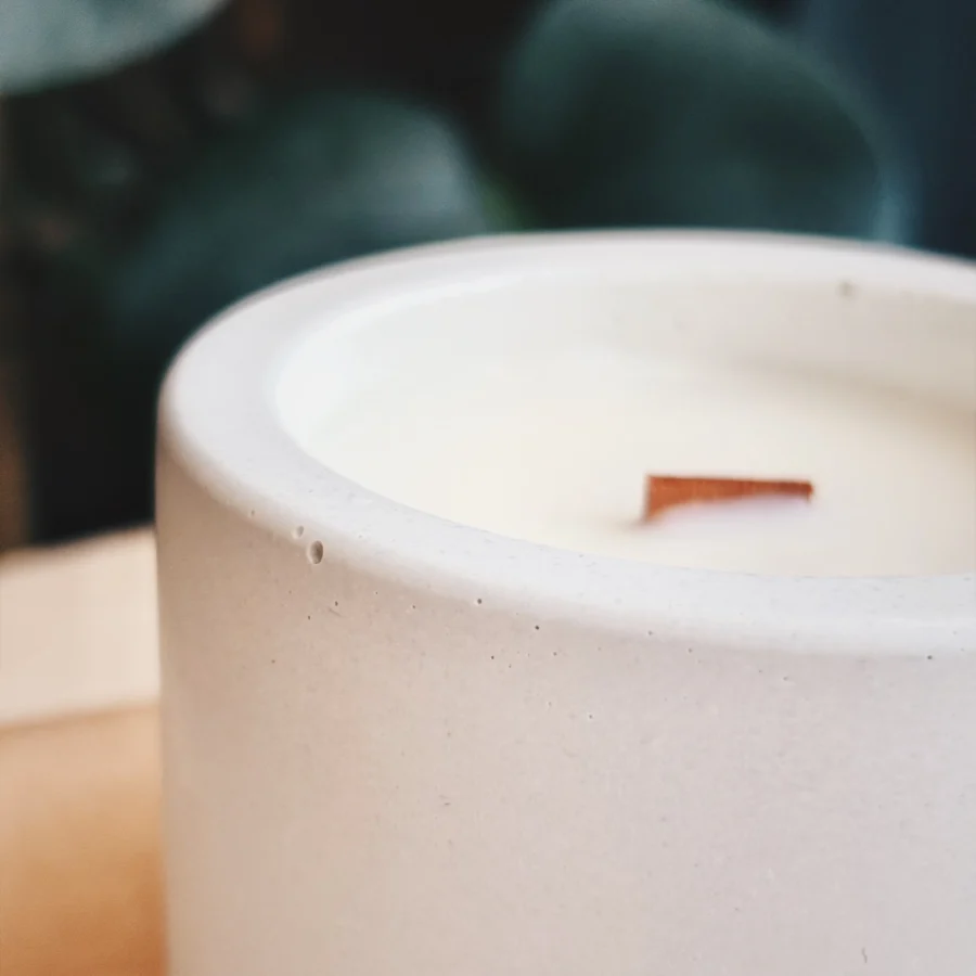 ručne odlievaná sójová sviečka v betóne, betónová sviečka, candlenest concrete glow