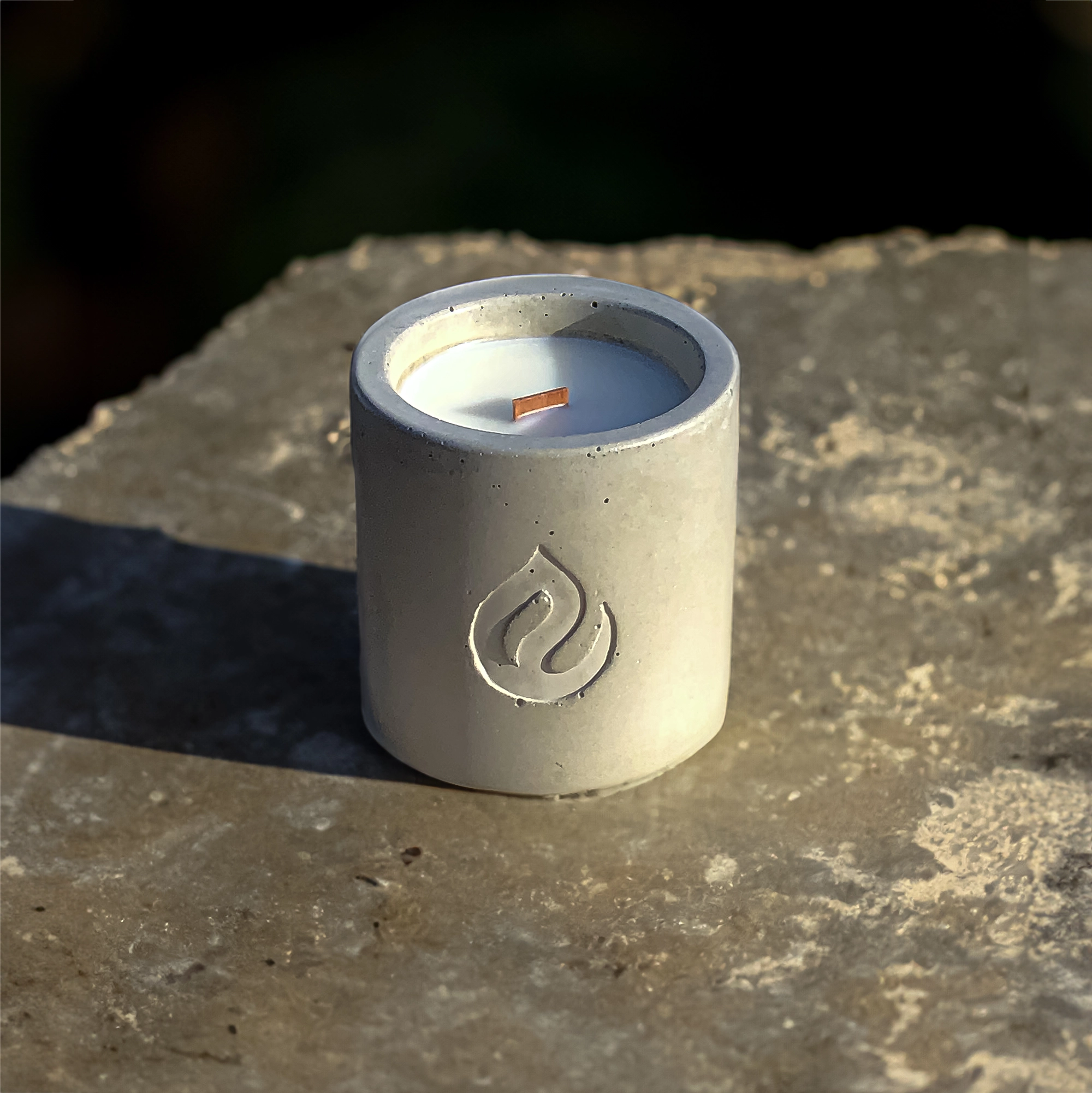 ručne odlievaná handmade sójová vonná sviečka s dreveným knôtom candlenest, sviečka odlievaná zo 100% prírodného sójového vosku