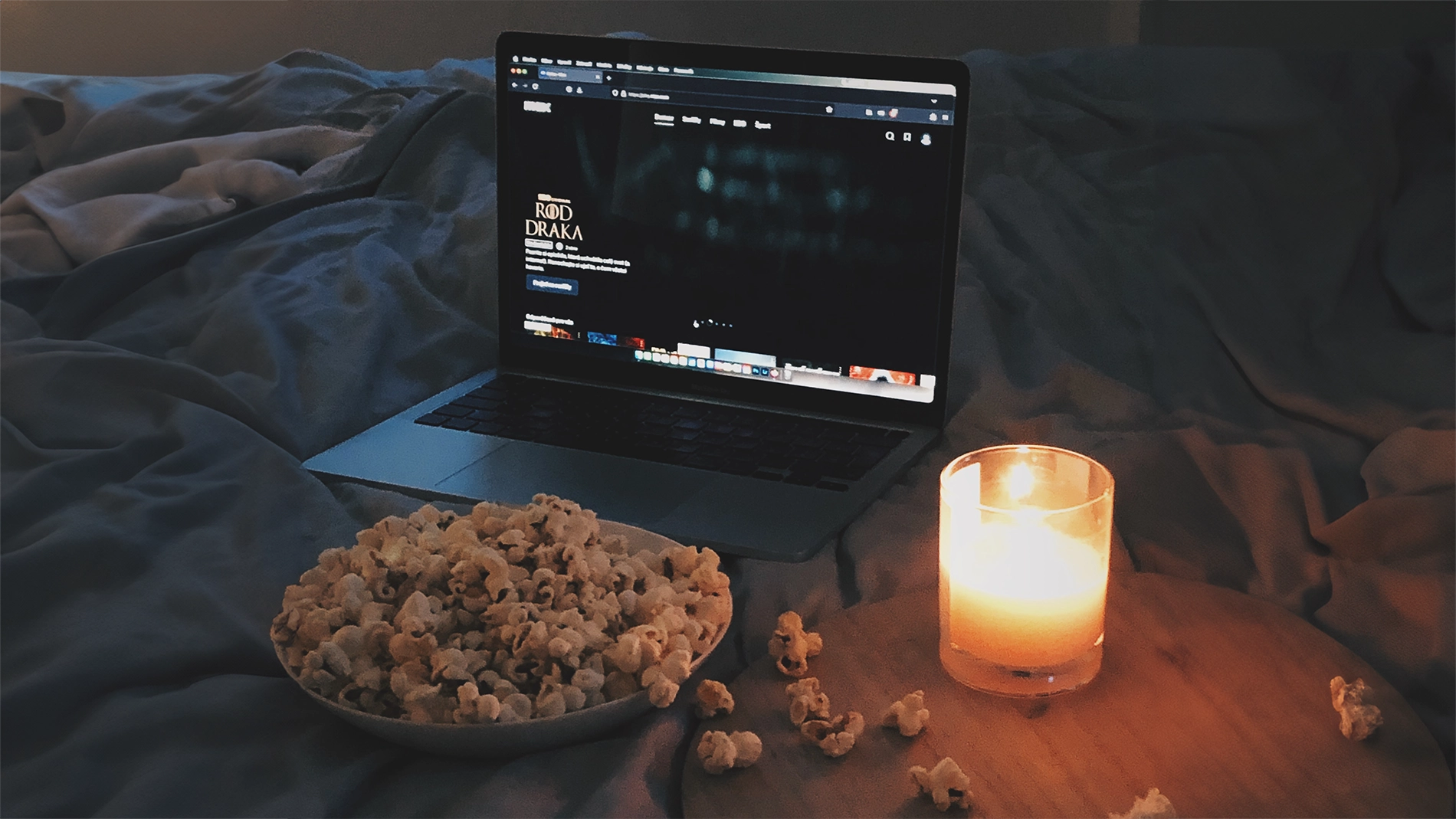 ručne odlievaná handmade sójová vonná sviečka s dreveným knôtom candlenest, sviečka odlievaná zo 100% prírodného sójového vosku