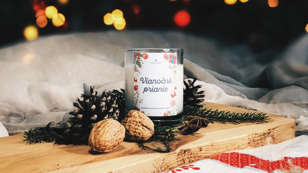 sviecka na vianoce dreveným knôtom ručne odlievaná handmade sójová vonná sviečka s dreveným knôtom candlenest, sviečka odlievaná zo 100% prírodného sójového vosku