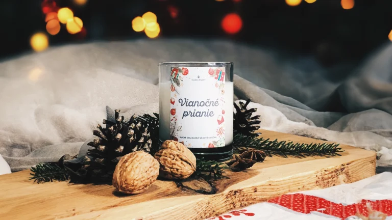 sviecka na vianoce dreveným knôtom ručne odlievaná handmade sójová vonná sviečka s dreveným knôtom candlenest, sviečka odlievaná zo 100% prírodného sójového vosku