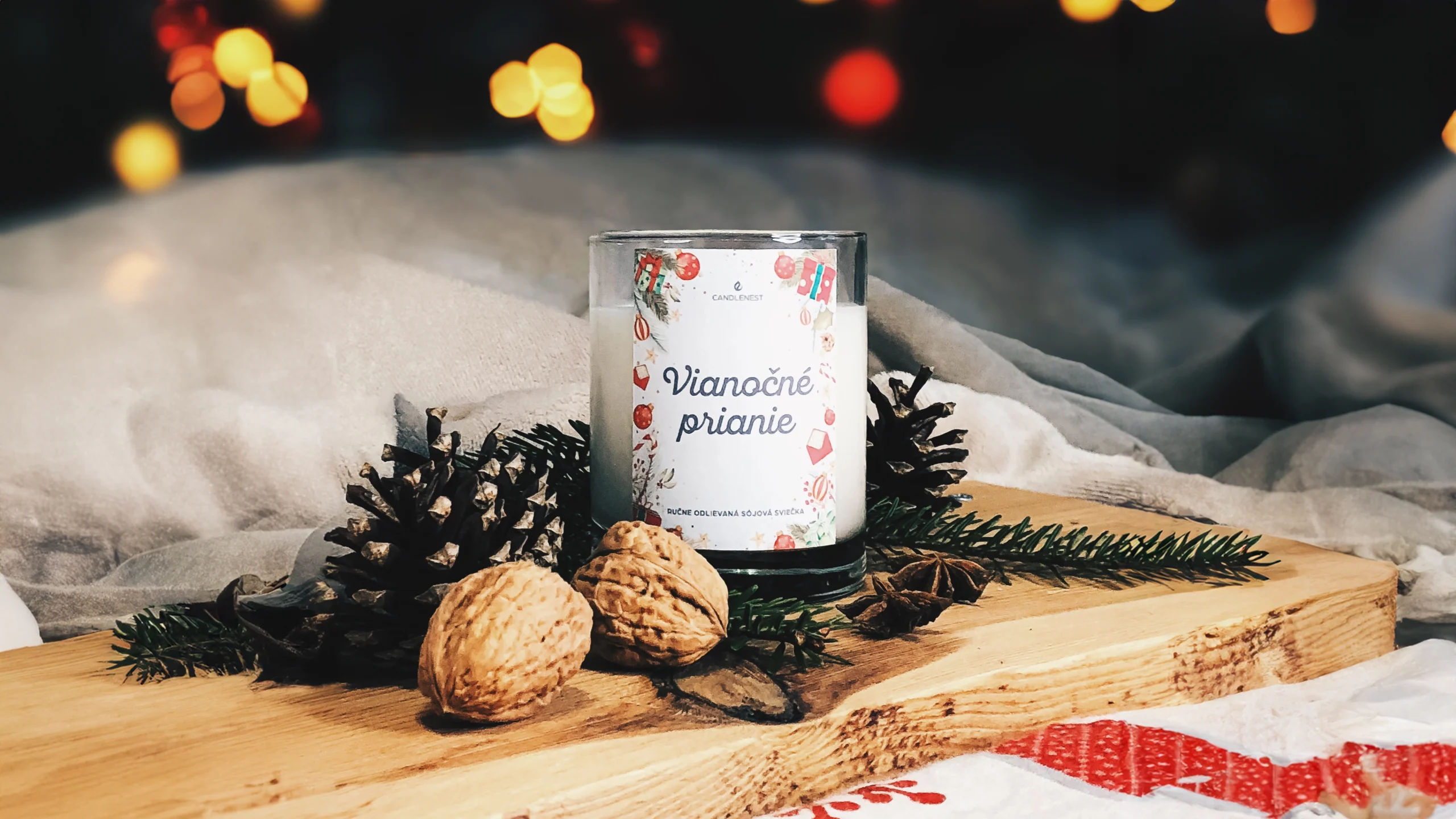 sviecka na vianoce dreveným knôtom ručne odlievaná handmade sójová vonná sviečka s dreveným knôtom candlenest, sviečka odlievaná zo 100% prírodného sójového vosku