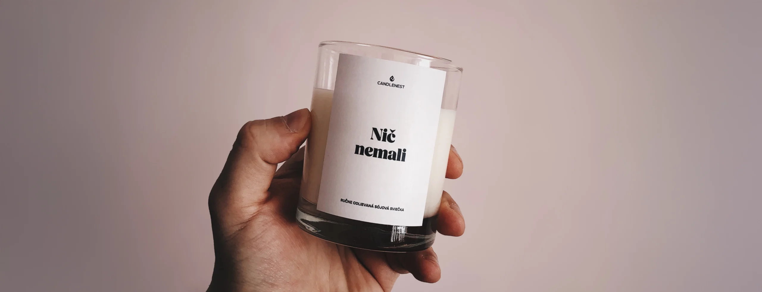 sviečka dreveným knôtom ručne odlievaná handmade sójová vonná sviečka s dreveným knôtom candlenest, sviečka odlievaná zo 100% prírodného sójového vosku šéfka som tu ja