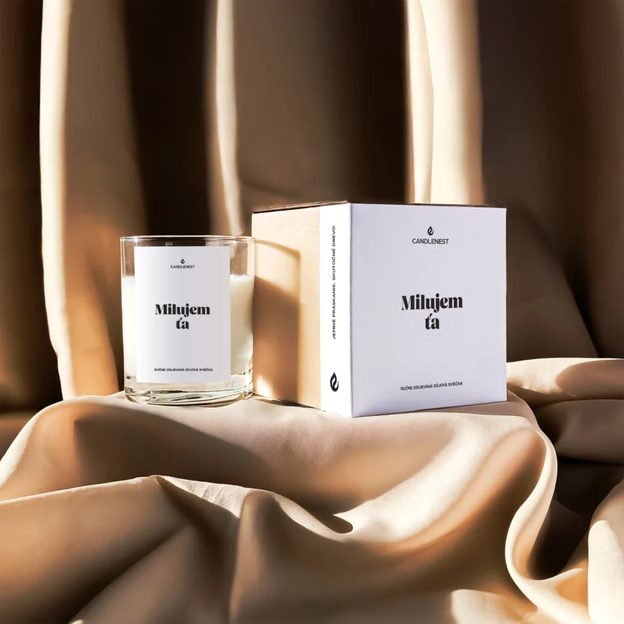 sviečka dreveným knôtom ručne odlievaná handmade sójová vonná sviečka s dreveným knôtom candlenest, sviečka odlievaná zo 100% prírodného sójového vosku milujem ťa