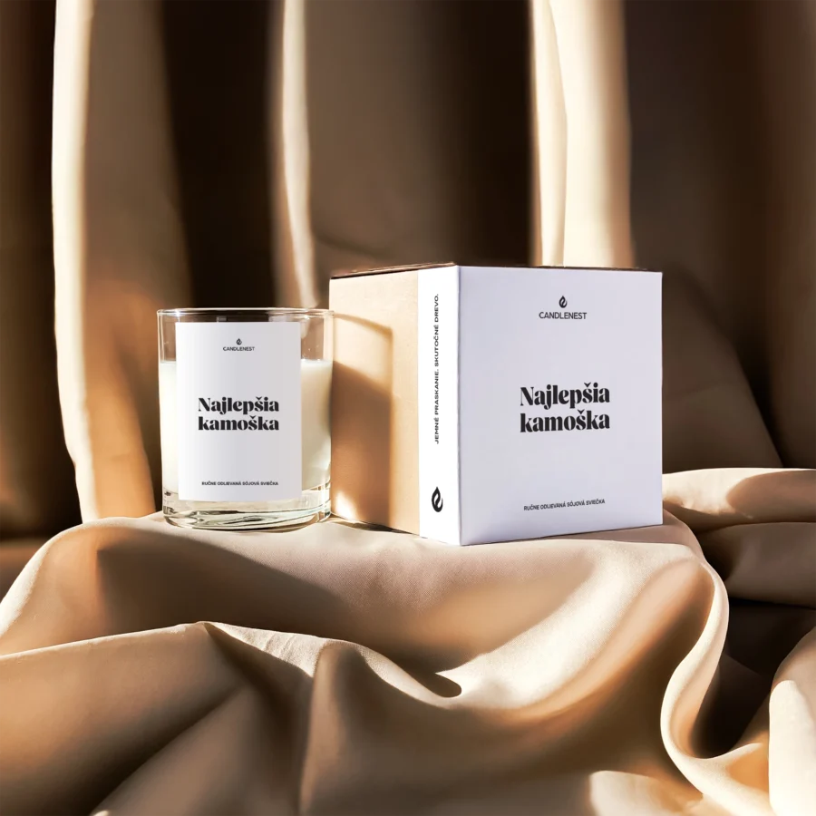 sviečka dreveným knôtom ručne odlievaná handmade sójová vonná sviečka s dreveným knôtom candlenest, sviečka odlievaná zo 100% prírodného sójového vosku najlepšia kamoška