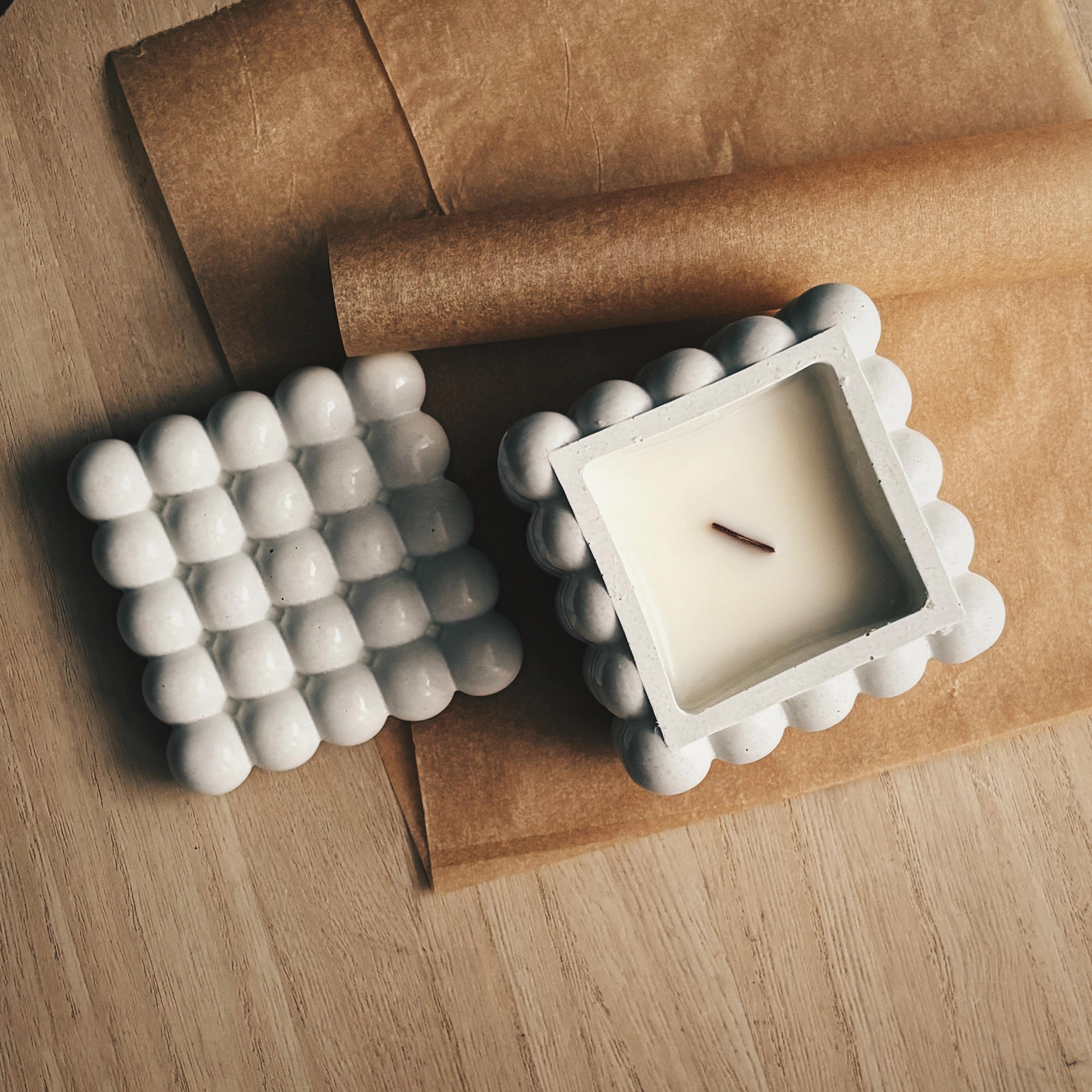 ručne odlievaná sójová sviečka v betóne, betónová sviečka, candlenest concrete glow