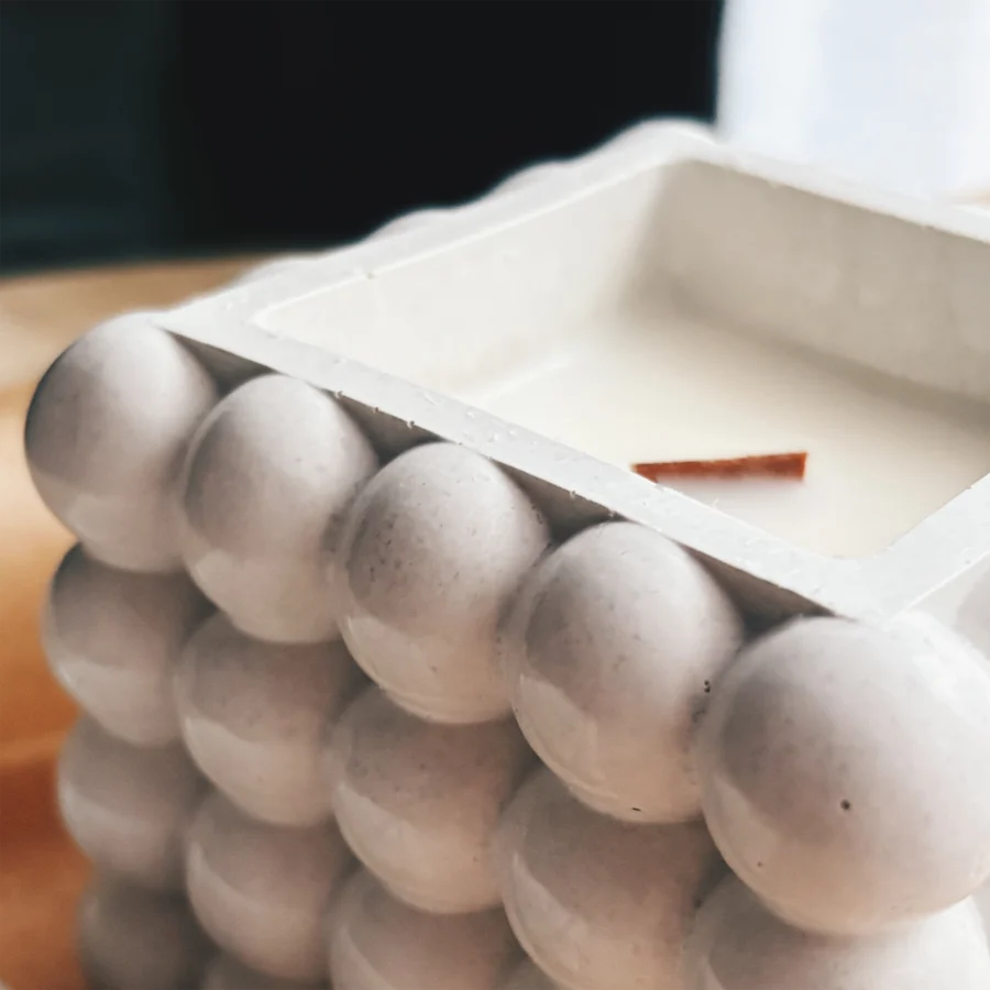 ručne odlievaná sójová sviečka v betóne, betónová sviečka, candlenest concrete glow