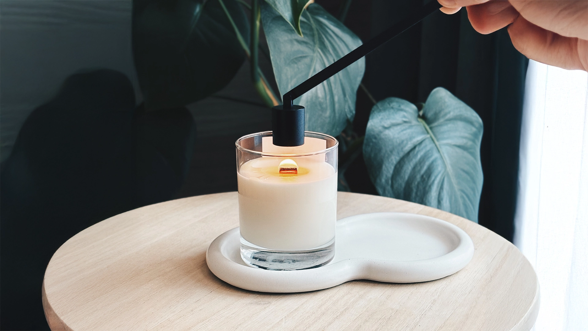 Ako používať nožnice na knôt a zhášadlo na sviečku?