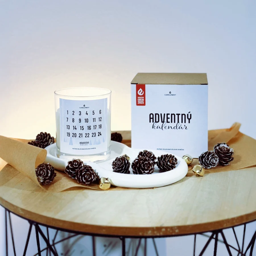 Sviečka Adventný kalendár Candlenest vianočná sójová vonná sviečka s praskajúcim dreveným knôtom – prírodná eco friendly ručne robená sviečka so zimnou vôňou, ideálny vianočný darček na sviatočnú atmosféru.