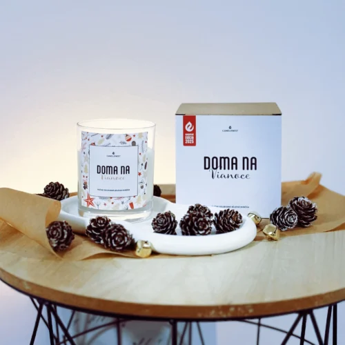 Candlenest vianočná sójová vonná sviečka s praskajúcim dreveným knôtom – prírodná eco friendly ručne robená sviečka so zimnou vôňou, ideálny vianočný darček na sviatočnú atmosféru.