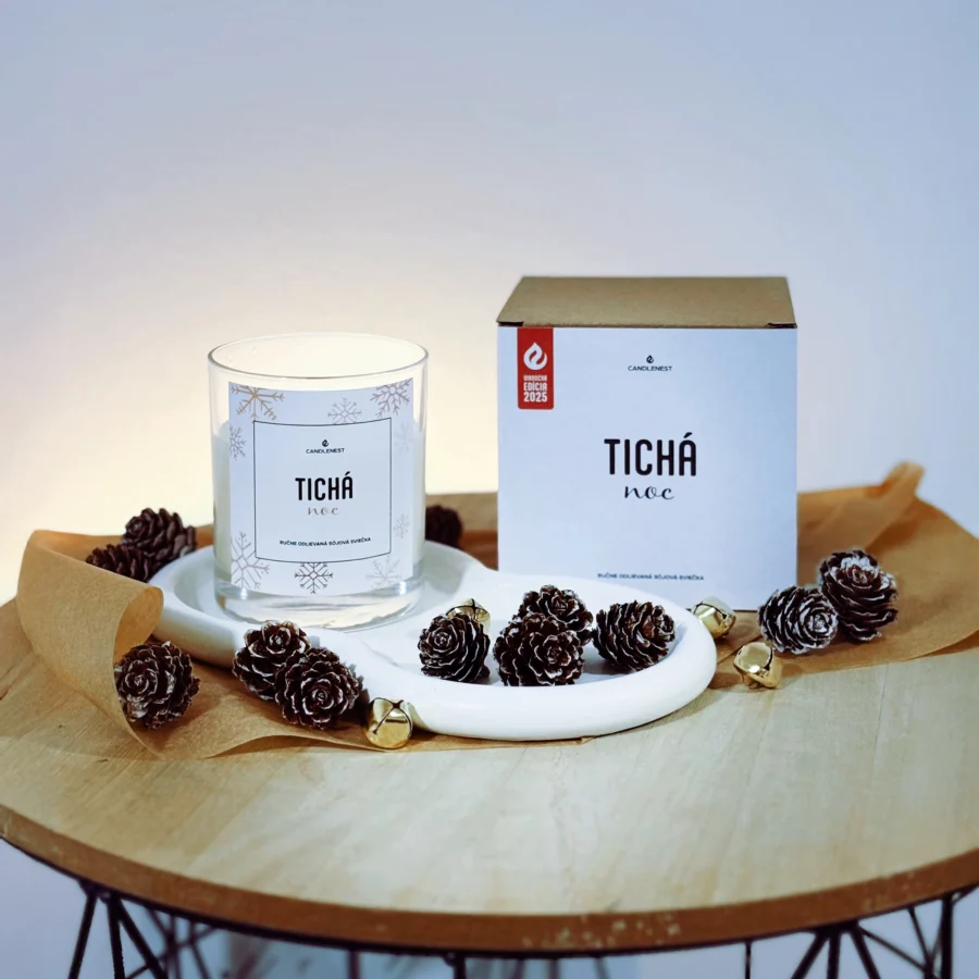 ticha-noc Candlenest vianočná sójová vonná sviečka s praskajúcim dreveným knôtom – prírodná eco friendly ručne robená sviečka so zimnou vôňou, ideálny vianočný darček na sviatočnú atmosféru.